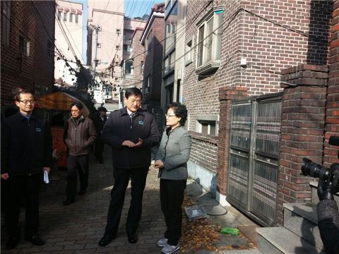 4일 서승환 국토교통부 장관이 서울 마포구 신수1구역 재건축사업 현장을 찾아 조합장과 이야기를 나누고 있다. 