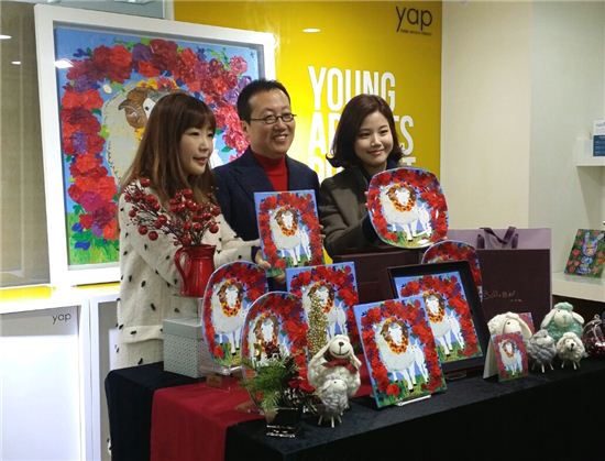 한국도자기 관계자들과 사석원 작가(가운데)가 4일 한국도자기 연희점에서 자신의 작품이 담긴 양 그림 접시를 선보이고 있다. 