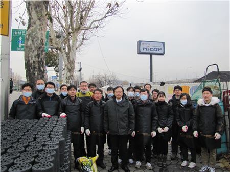 3일 유인상 한국주택협회 상근부회장(가운데)을 비롯한 한국주택협회 임직원들이 서울 장지동 화훼마을에서 연탄 배달행사에 앞서 기념사진을 찍고 있다. 