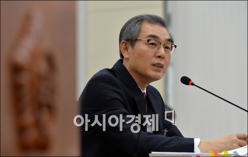 [포토]답변하는 정재찬 후보자