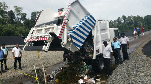 코이카가 준공한 폐기물 매립장에서 폐기물을  부리는 암롤트럭(사진제공=코이카)