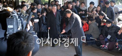 ‘영하 5도’ 檢  포토라인, 조응천 대신 유우성