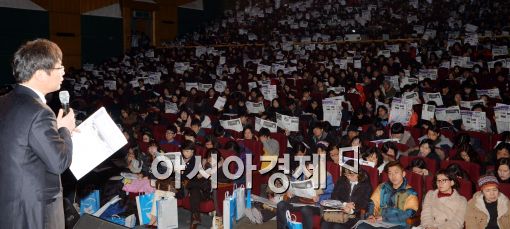 [포토]'배치들고 설명듣고'