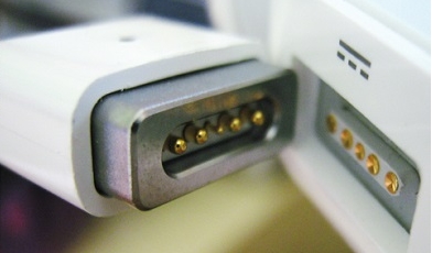 맥북의 맥세이프 커넥터.