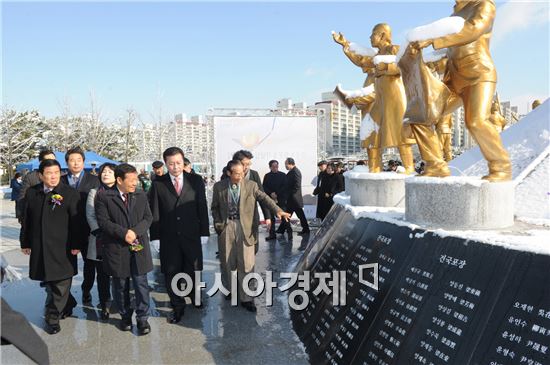 윤장현 광주시장, 광주독립운동기념탑 제막식 참석