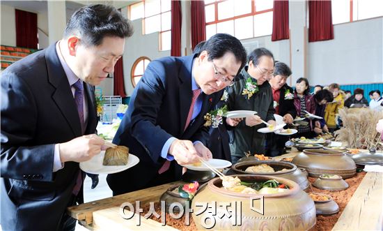전복김치 품평회에서 신우철 완도군수(왼쪽에서 두번째)가 전복을 들어 올리고 있다.