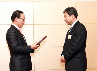  이보균 카길 애그리퓨리나 문화재단 이사장이(왼쪽) 양철주 순천대학교 동물자원과학과 교수에게 상을 수여하고 있다.