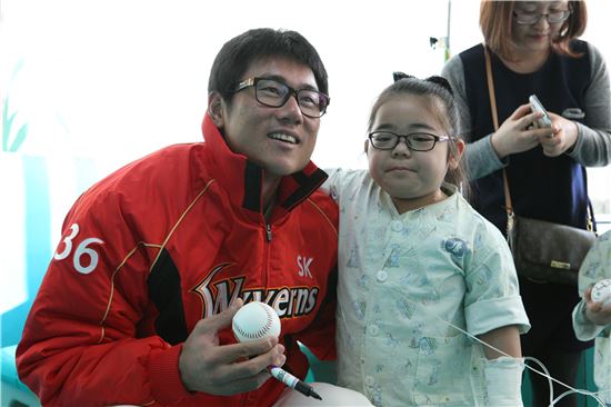 인하대병원 '행복더하기 겨울나눔 릴레이'에 참석한 박정권 선수(왼쪽)[사진 제공=SK 와이번스]