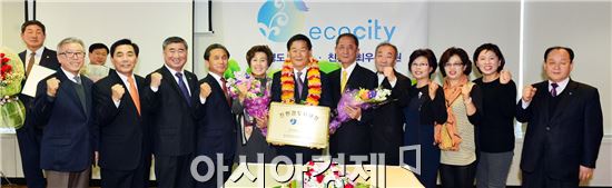 고창군(군수 박우정)은 지난 5일 서울 여의도에 위치한 한국노총회관 컨벤션홀에서 개최된 ‘제3회 친환경도시대상 에코시티 시상식’에서 친환경도시 에코시티 종합대상을 수상했다.
