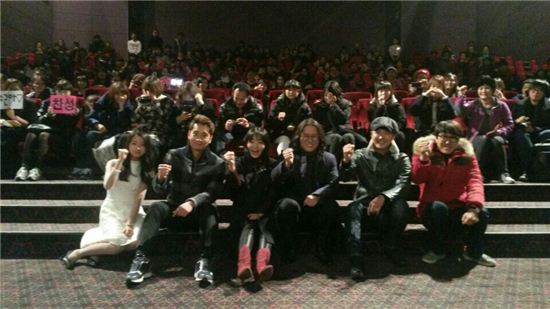 ▲영화 '덕수리 5형제' 출연 배우들이 6일 왕십리CGV에서 열린 영화 무대인사 후 활짝 웃고 있다.