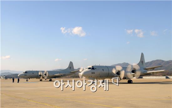 해군 P-3 2대가 12월 6일 베링해 근해에서 침몰한 오룡호 선원들을 찾기 위해 예천비행장에서 이륙을 준비하고 있다.  (사진제공=해군)