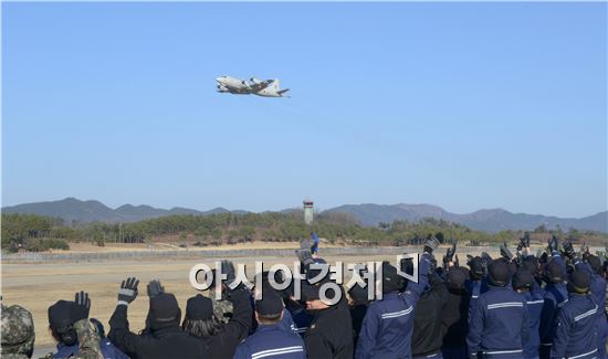 해군 P-3 탐색단대가 12월 6일 베링해 근해에서 침몰한 오룡호 선원들을 찾기 위해 장병들의 환송을 받으며 예천비행장을 힘차게 이륙하고 있다. (사진제공= 해군)