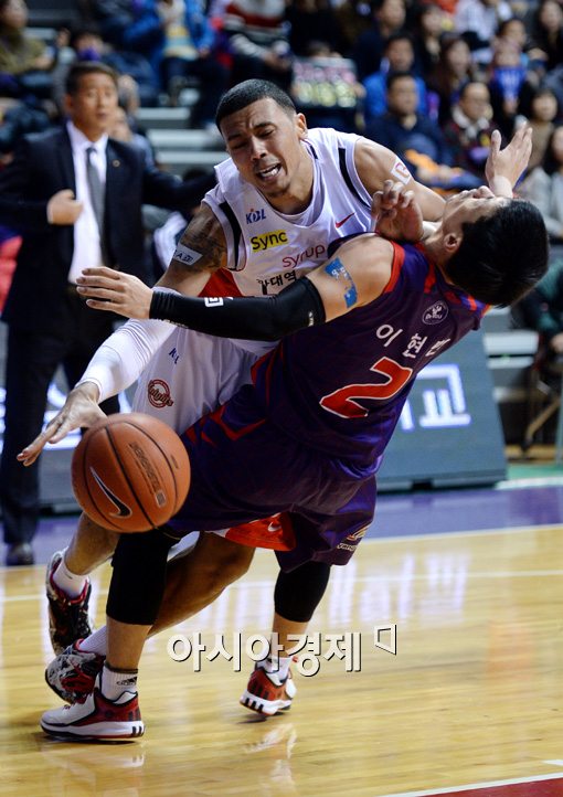 [포토]박승리, '덮친건 미안하지만 네 파울이야~'