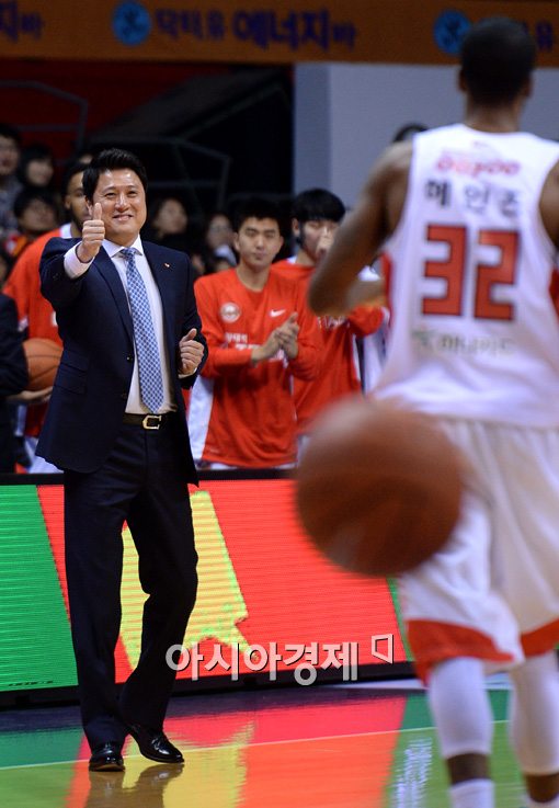 [포토]미소짓는 문경은 감독, '헤인즈, 어시스트 따봉이야'