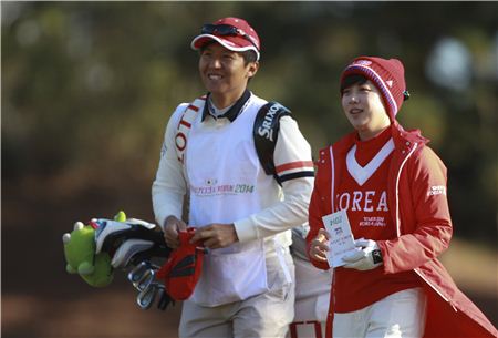 김효주(오른쪽)가 여자골프 한일전 둘째날 3번홀에서 캐디와 함께 환한 표정으로 이동하고 있다. 사진=KLPGA제공