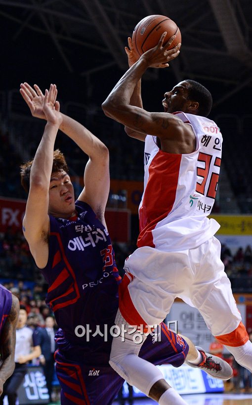 [포토]헤인즈, '이승현, 넌 내 상대가 아니야'