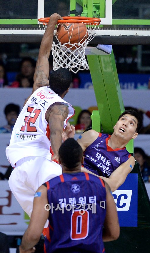 [포토]헤인즈의 인유어페이스 덩크, '장재석 얼굴에 덩크를!'