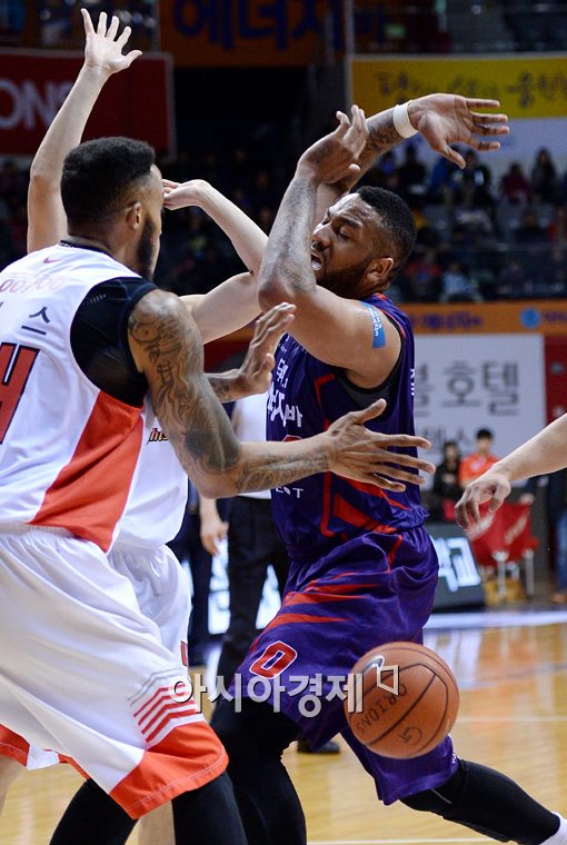 [포토]길렌워터, '수비가 장난 아니네~'