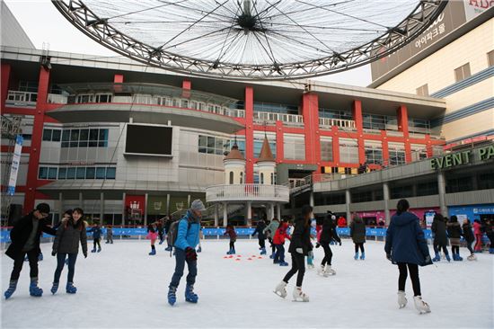 지난 7일 용산 아이파크몰 아이스링크에서 시민들이 스케이트를 즐기고 있다.