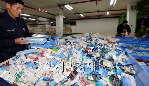 [포토]밀수담배 공개하는 서울세관 관계자들