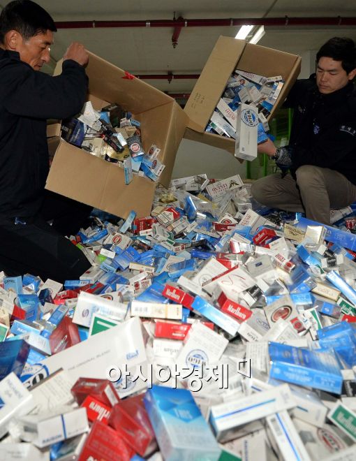 [포토]쏟아지는 밀수담배들