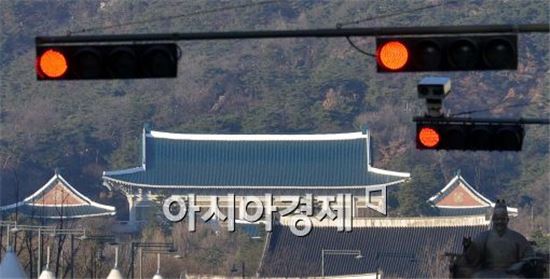 [포토]빨간 불 들어온 청와대…'비선실세' 논란은?