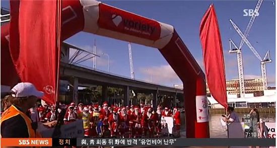 호주서 산타 달리기 대회 열려…"오페라하우스를 배경으로 한 '빨간 물결'"