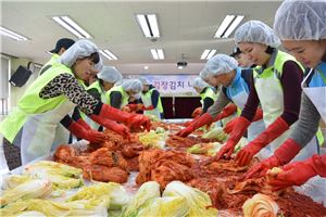 GKL 임직원들이 지역 내 소외 계층의 겨울나기를 돕고자 김치를 버무리고 있다.