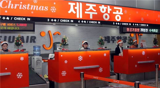 제주항공은 성탄절을 앞두고 제주와 서울 등 국내 5개 지점 수속 카운터에 크리스마스 장식을 했다. 사진은 김포국제공항 국내선 카운터 모습.