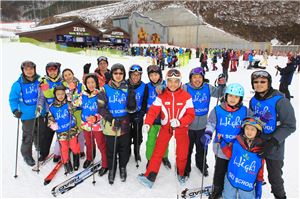 다국적기업 암웨이의 해외직원들이 하이원리조트를 찾아 스키를 즐기고 있다.