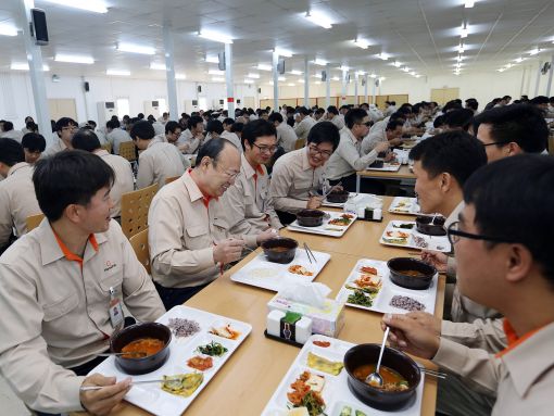 김승연 회장이 이라크 비스마야 신도시 건설현장 베이스캠프 직원식당에서 직원들과 식사하며 담소를 나누고 있다.