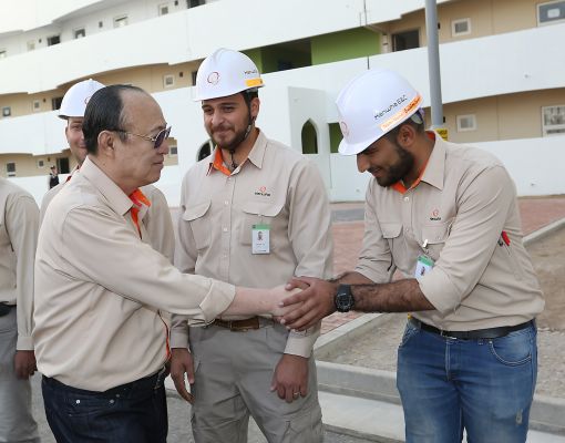 김승연 회장이 이라크 비스마야 신도시 건설현장 A타운 103동 아파트 앞에서 외국인 근로자를 격려하고 있다.