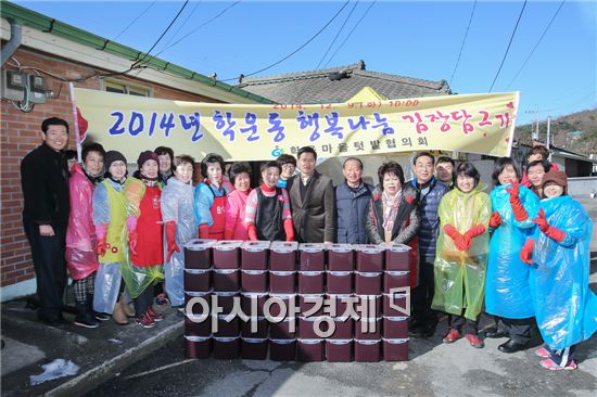 광주시 동구 학운동 마을텃밭협의회(회장 김육훈)는 9일 학운텃밭에서 손수 가꾼 채소를 학운나눔텃밭회원, 자생단체장, 새마을부녀회 회원 등이 참여한 가운데 김장김치를 담아 관내 어려운 이웃 35세대에 전달했다.사진제공=광주시 동구