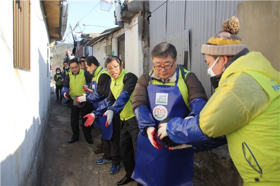 오경석 NH농협은행 서울영업본부 부행장보(오른쪽에서 두번째)가 직원들과 함께 연탄을 나르고 있다. (자료제공:농협은행)
