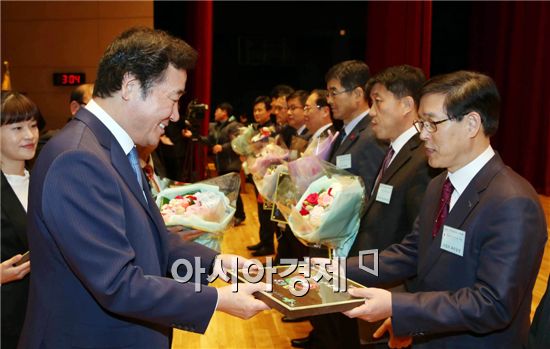  이낙연 전남도지사가 9일 오후 도청 김대중강당에서 열린 ‘제9회 자원봉사자의 날 기념 나눔 2014 전라남도 자원봉사자 대축제’에 참석, 지역사회 발전에 기여한 자원봉사 우수기업ㆍ기관 대표에 대한 1365현판을 전달하고 있다. 사진제공=전남도
