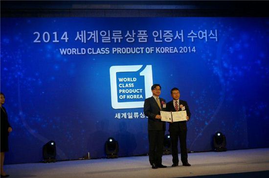 8일 오후 서울 삼성동 코엑스그랜드볼룸에서 에프에스티의 펠리클 제품이 2014년 세계일류상품 인증을 획득했다. 