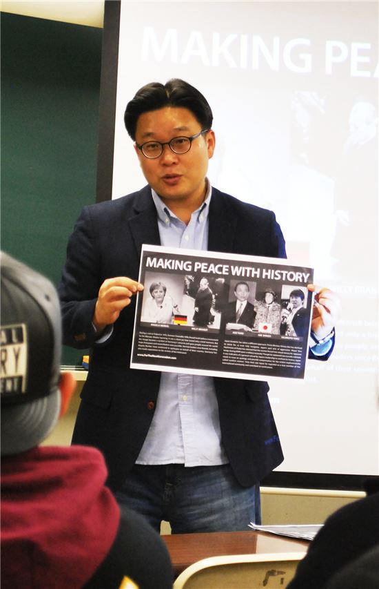 서경덕 성신여대 교수는 9일 일본 도쿄 YMCA에서 현지 대학생들을 상대로 일본군 위안부 관련 특강을 진행했다.