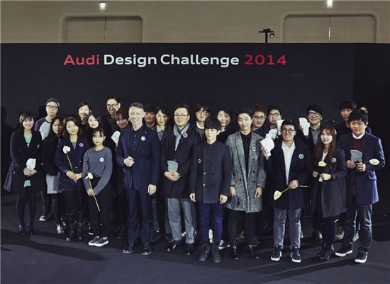 지난 9일 서울 동대문디자인플라자에서 열린 '아우디 디자인 챌린지 2014' 참가자들이 요그 디잇츨 아우디코리아 마케팅 이사(사진 앞줄 왼쪽에서 다섯번째)와 기념촬영을 하는 모습. 