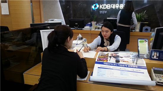 KDB대우증권 여의도 영업점에서 10일 한 고객이 제일모직 공모주 청약 관련 상담을 하고 있다.