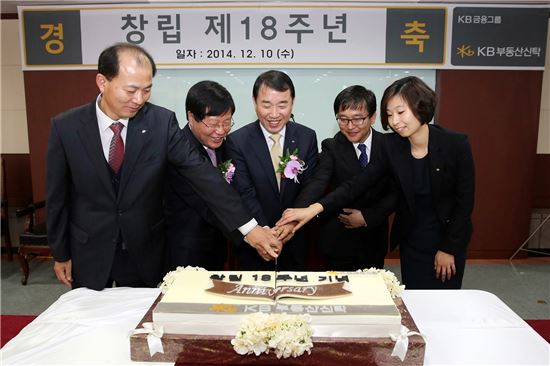 KB부동산신탁, 창립기념일 맞아 어르신 봉사활동 펼쳐