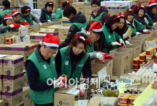 [포토]일일 산타로 변신한 명형섭 대상 대표이사와 모델 김성경