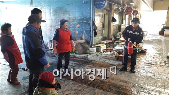 강진소방서는 장흥 토요시장 등 전통시장 소방시설 일제점검을 실시했다.