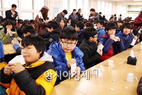 함평초등학교 학생들이 양파즙을 시식하고 있다.