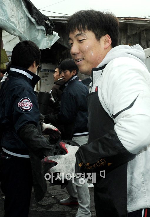 [포토]구슬땀 흘리며 연탄 봉사하는 두산 김현수