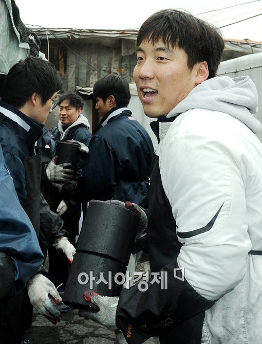 [포토]두산 김현수, '봉사하며 흘리는 값진 땀방울'