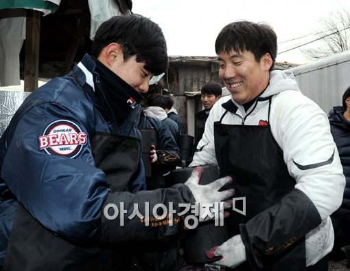 [포토]김현수, '봉사활동은 즐거워~'