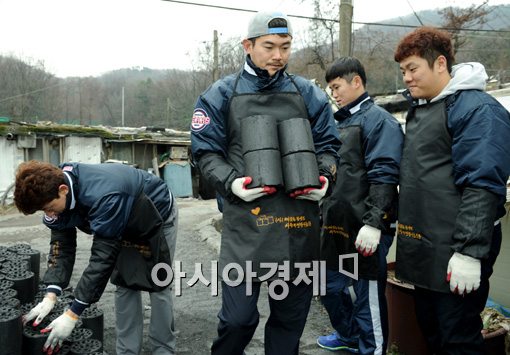 [포토]노경은, '연탄 네 장 정도는 가뿐하지~'