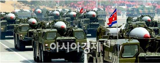 북한군은 새로운 전략무기도 배치한 것으로 알려졌다. 군 소식통은 정밀도가 향상된 GPS(인공위성위치확인) 내장 폭탄도 개발했으며 스텔스 기능을 갖춘 고속함정(VSV)도 건조한 것으로 알려졌다. 