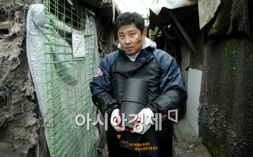 [포토]연탄 봉사하는 두산 김태형 감독