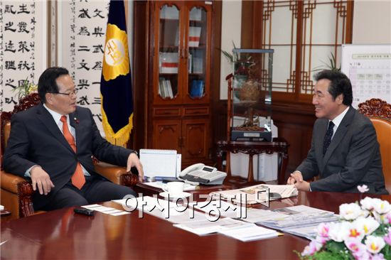 이낙연 전라남도지사는 10일 국회를 방문해 정의화 국회의장 등 의장단과 여야 지도부, 국회 예산계산특별위원회 위원 등을 잇따라 방문, 국비 심의 과정에서 지역 현안사업을 대거 반영해준 것에 대해 감사의 뜻을 전했다. 사진제공=전남도
